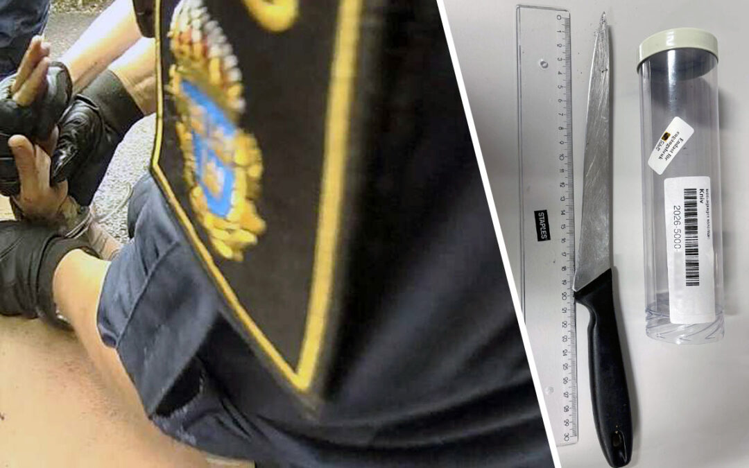 En tvådelad bild som visar en skärmbild från en kroppskamera där en person med polisuniform syns hålla fast en naken mansperson, samt en kniv bredvid en linjal.