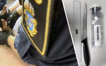 En tvådelad bild som visar en skärmbild från en kroppskamera där en person med polisuniform syns hålla fast en naken mansperson, samt en kniv bredvid en linjal.
