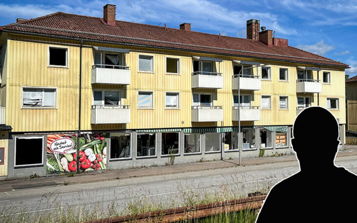 Bilden visar ett gult hyreshus i mycket dåligt skick. Inflikad i bilden finns en svart, ansiktslös silhuett som föreställer en man.