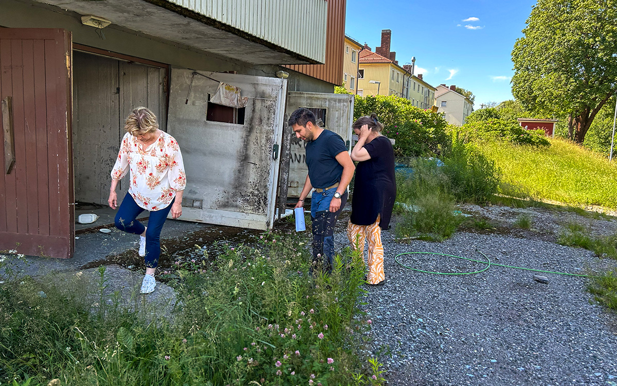 Tre personer ses utanför det som tidigare var garage.