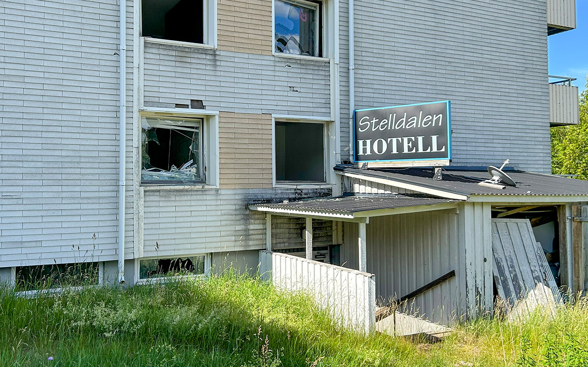 En husgavel med sönderslagna fönster. På en skylt står det "Stelldalen hotell".