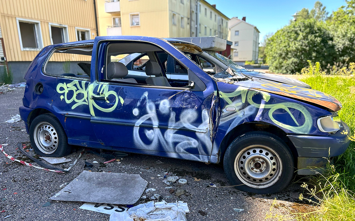 Två sönderslagna bilar