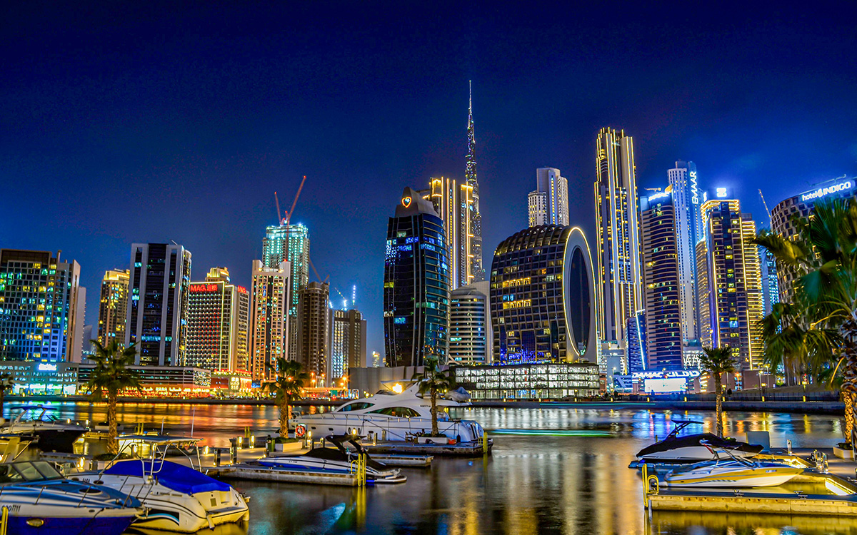 Bilden visar Dubais skyline. Kvällsbild