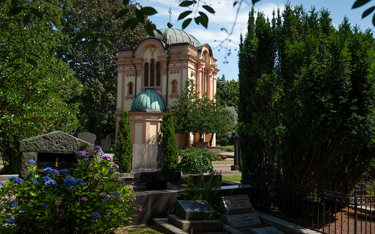 Ett gravkapell på en kyrkogård.