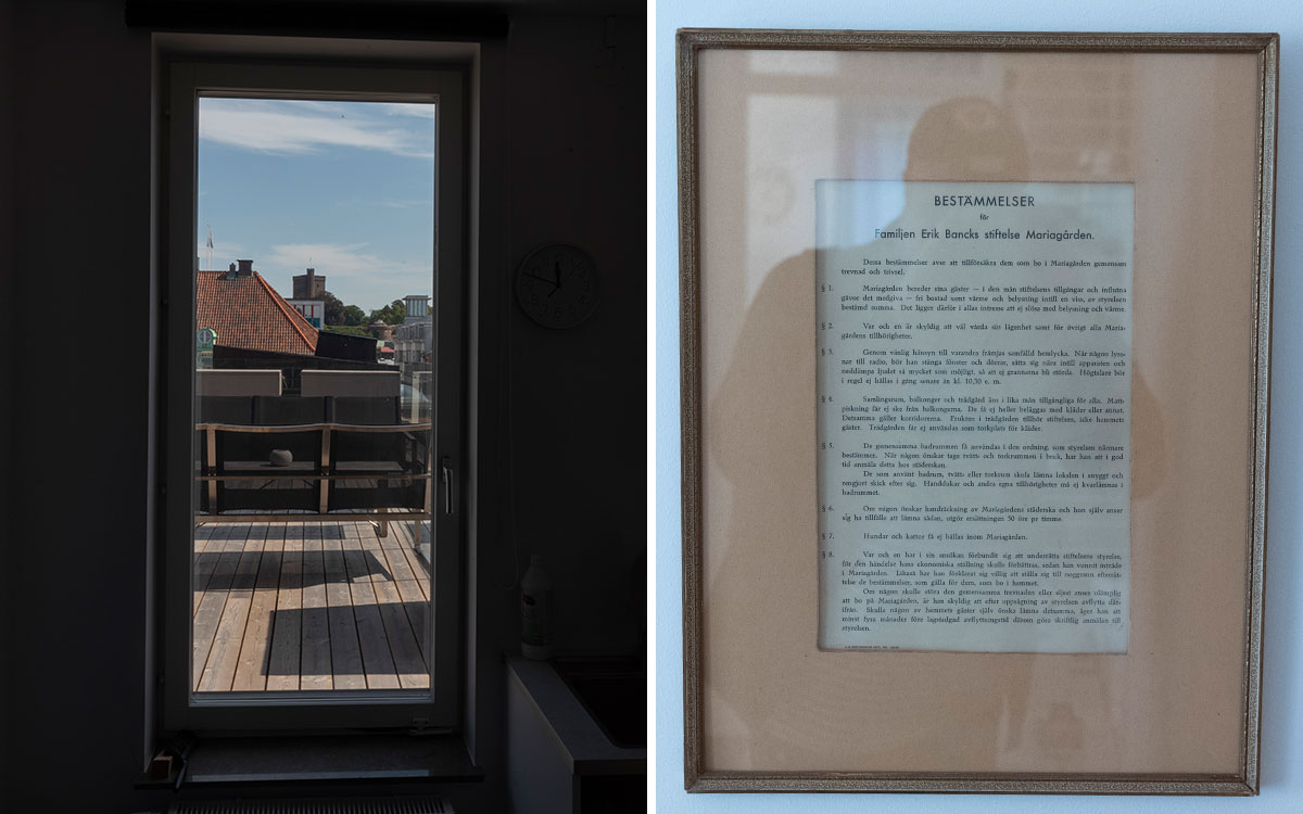 En tvådelad bild som visa utsikten från ett fönster i en tvättstuga samt ett inramat anslag med texten: "BESTÄMMELSER för Familjen Erik Bancks stiftelse Mariagården. Dessa bestämmelser avse att tillförsäkra dem som bo i Mariagården gemensam trevnad och trivsel. § 1. Mariagården bereder sina gäster — i den mån stiftelsens tillgångar och influtna gåvor det medgiva — fri bostad samt värme och belysning intill en viss, av styrelsen bestämd summa. Det ligger därför i allas intresse att ej slösa med belysning och värme. § 2. Var och en är skyldig att väl vårda sin lägenhet samt för övrigt alla Mariagårdens tillhörigheter. § 3. Genom vänlig hänsyn till varandra främjas samfälld hemlycka. När någon lyssnar till radio, bör han stänga fönster och dörrar, sätta sig nära intill apparaten och nedstämpa ljudet så mycket som möjligt, så att ej grannarna bli störda. Högtalare bör i regel ej hållas i gång senare än kl. 10.30 e. m. § 4. Samlingsrum, balkonger och trädgård äro i lika mån tillgängliga för alla. Mattpiskning får ej ske från balkongerna. De få ej heller beläggas med kläder eller annat. Detsamma gäller korridorerna. Frukten i trädgården tillhör stiftelsen, icke hemmets gäster. Trädgården får ej användas som torkplats för kläder. § 5. De gemensamma badrummen få användas i den ordning, som styrelsen närmare bestämmer. När någon önskar taga tvätt- och torkrummen i bruk, har han att i god tid anmäla detta hos städerskan. De som använt badrum, tvätt- eller torkrum skola lämna lokalen i snyggt och rengjort skick efter sig. Handdukar och andra egna tillhörigheter må ej kvarlämnas i badrummet. § 6. Om någon önskar handräckning av Mariagårdens städerska och hon själv anser sig ha tillfälle att lämna sådan, utgör ersättningen 50 öre pr timme. § 7. Hundar och katter få ej hållas inom Mariagården. § 8. Var och en har i sin ansökan förbundit sig att underkasta stiftelsens styrelse, för den händelse hans ekonomiska ställning skulle förbättras, sedan han vunnit inträde i Mariagården. Likaså har han förklarat sig villig att ställa sig till noggrann efterrättelse de bestämmelser, som gälla för dem, som bo i hemmet. Om någon skulle störa den gemensamma trevnaden eller eljest anses olämplig att bo på Mariagården, är han skyldig att efter uppsägning av styrelsen avflytta därifrån. Skulle någon av hemmets gäster själv önska lämna detsamma, äger han att minst fyra månader före lagstadgad avflyttningstid därom göra skriftlig anmälan till styrelsen.".