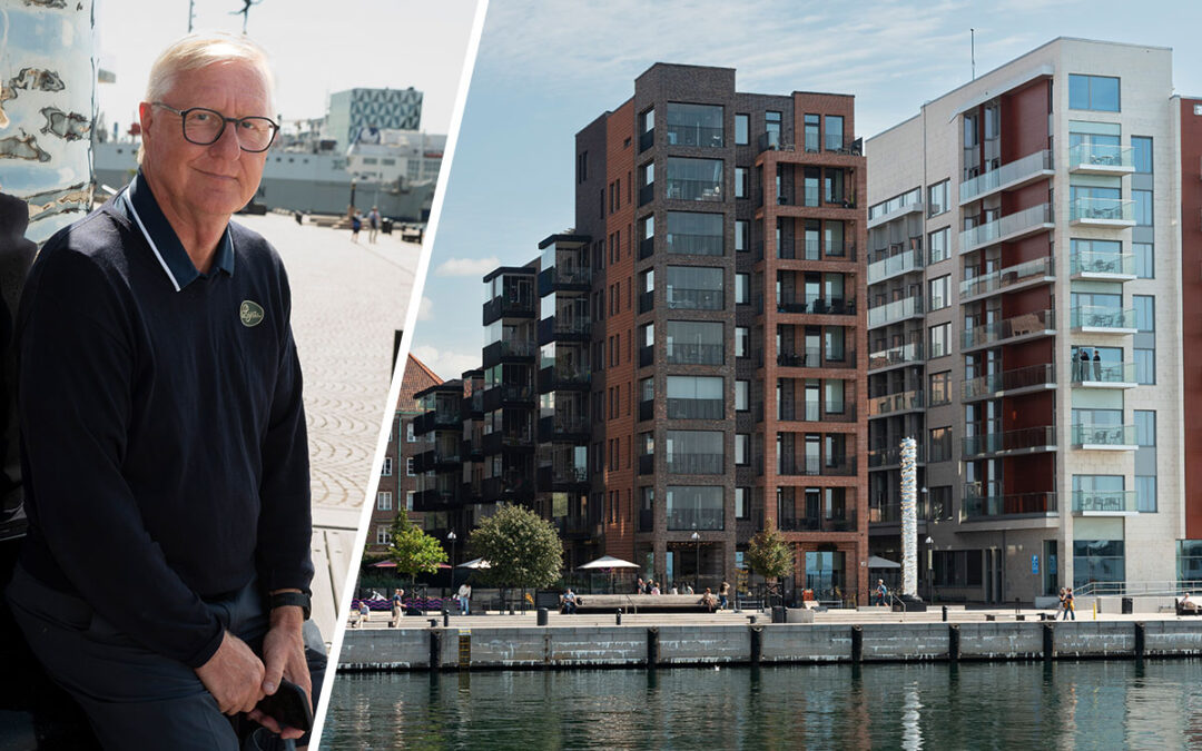 En tvådelad bild som visar en man med vitt hår och glasögon som sitter vid en skulptur i silverfärgat material samt moderna flervåningshus vid en kaj vid havet.