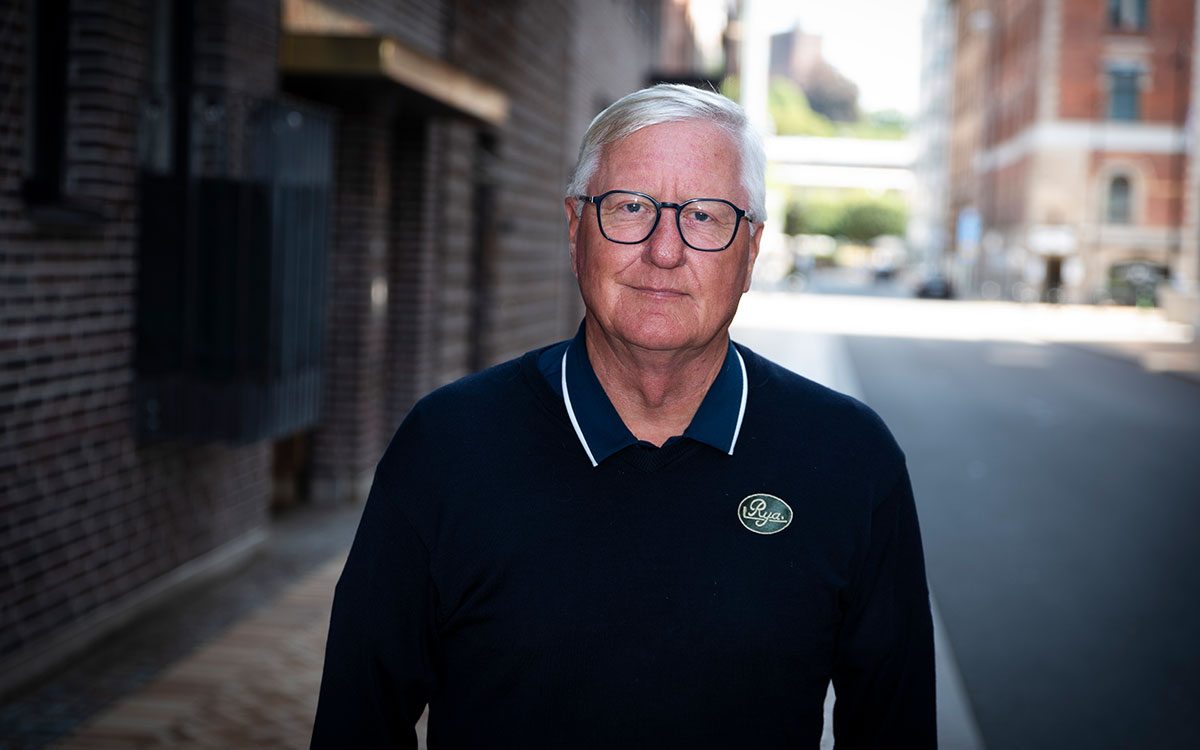 Sven Rosenkvist En man med vitt hår och glasögon som står på en gata.