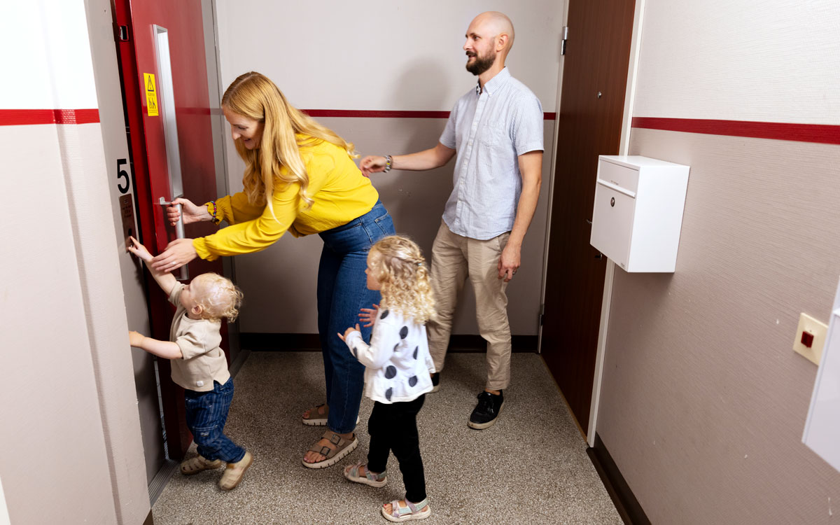 Familjen van Bruggen i trapphuset i lägenheten i Lund. 