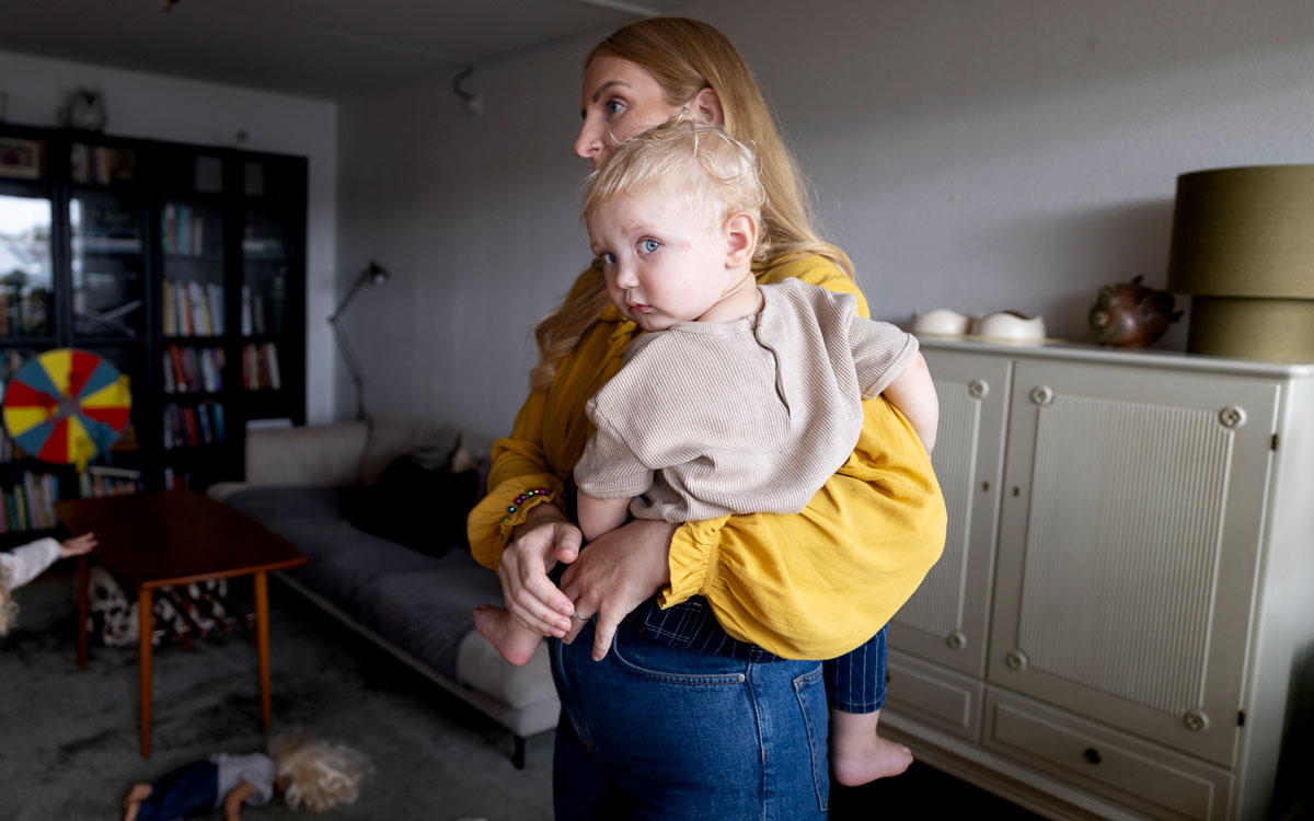 Samuel van Bruggen i mamma Malins famn.