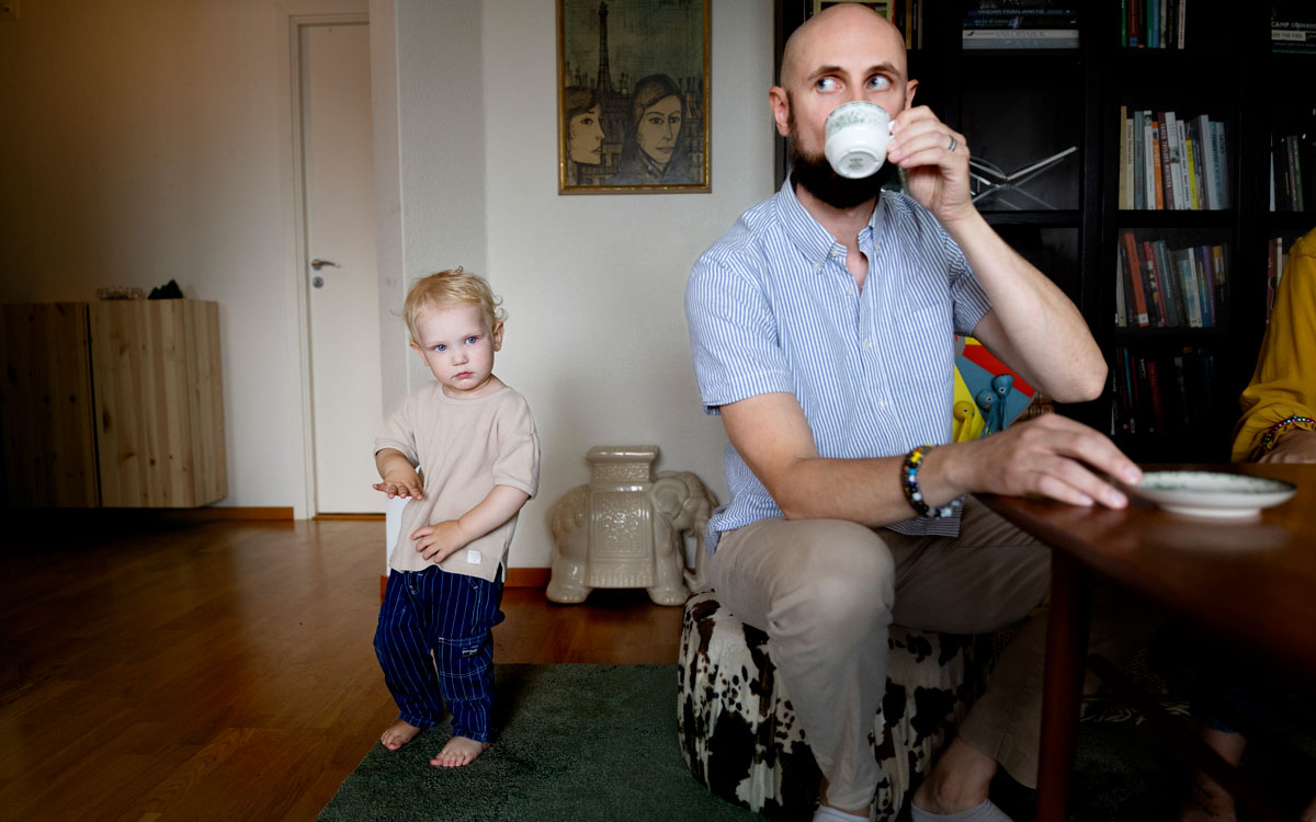 Fredrik van Bruggen tillsammans med sonen Samuel, 1 år.