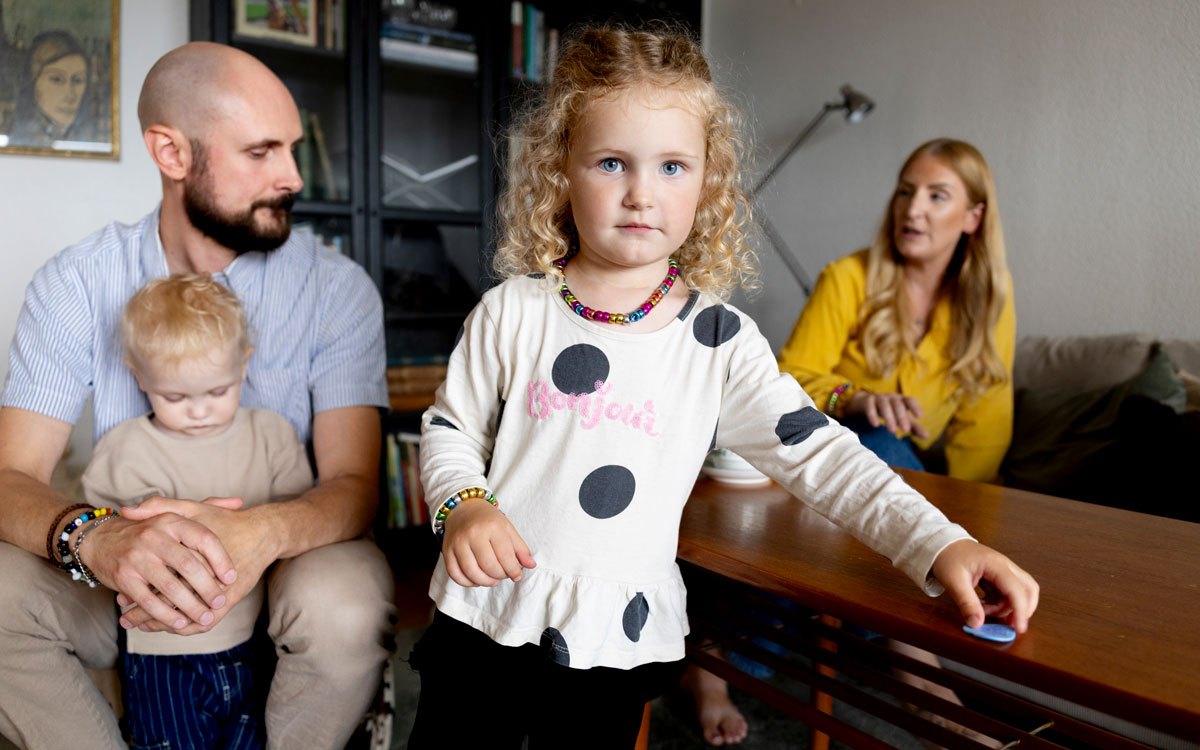Hela familjen van Bruggen hemma i lägenheten i Lund.