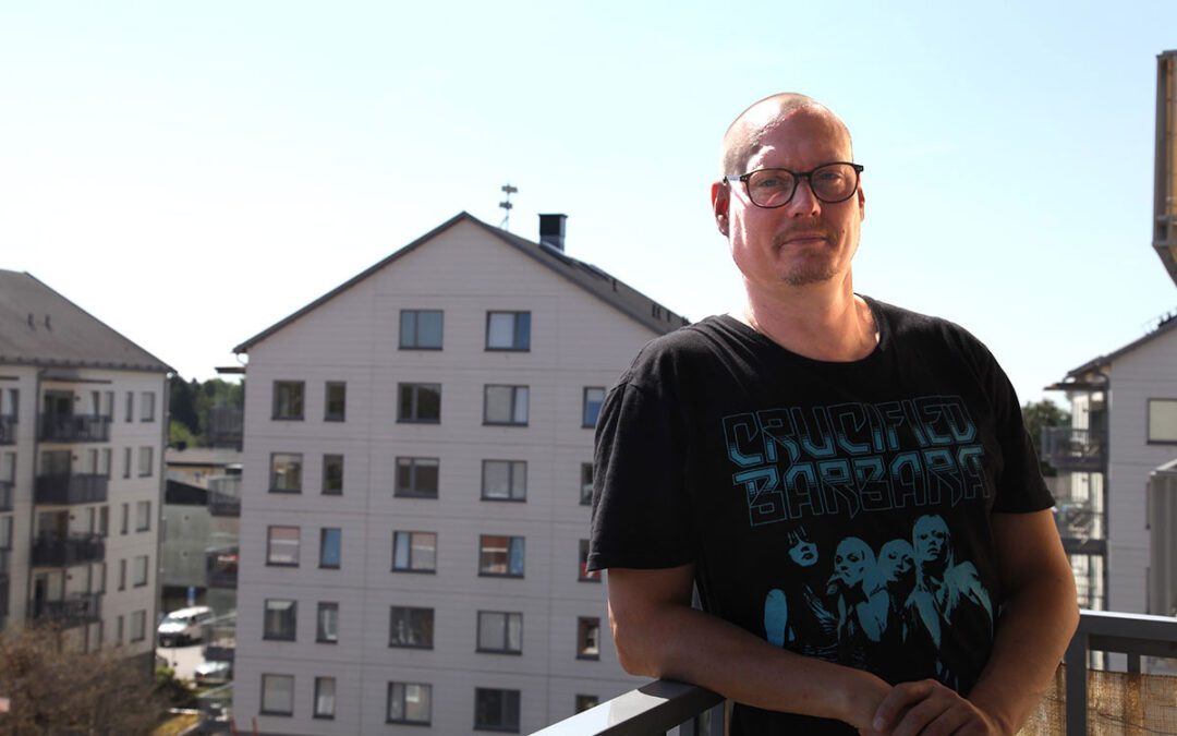 Fredrik Jonsson betalar 11 500 kronor i månaden för sin tvåa på 53 kvadratmeter i Jordbro söder om Stockholm.
