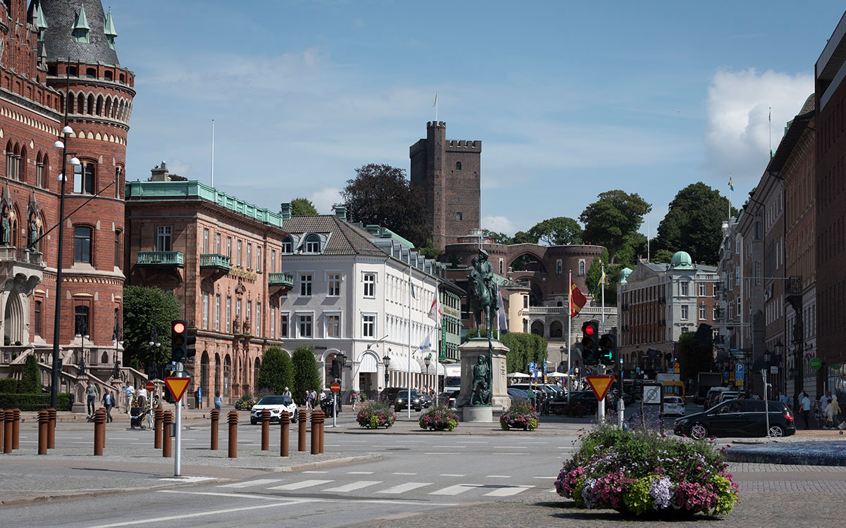 Vy över Stortorget i Helsingborg med Kärnan, Terrasstrapporna, Rådhuset och statyn med Magnus Stenbock i bild under en sommardag.