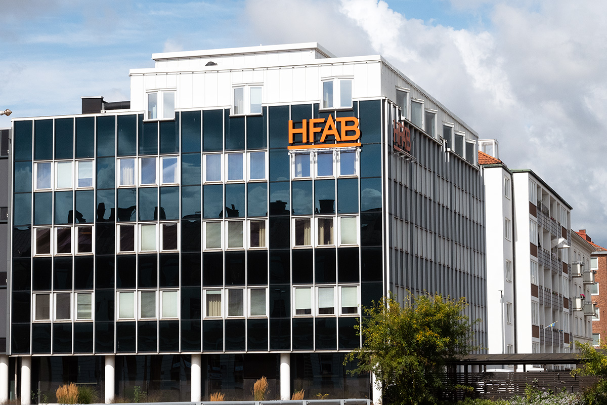 Ett höghus med en orange skylt med texten HFAB