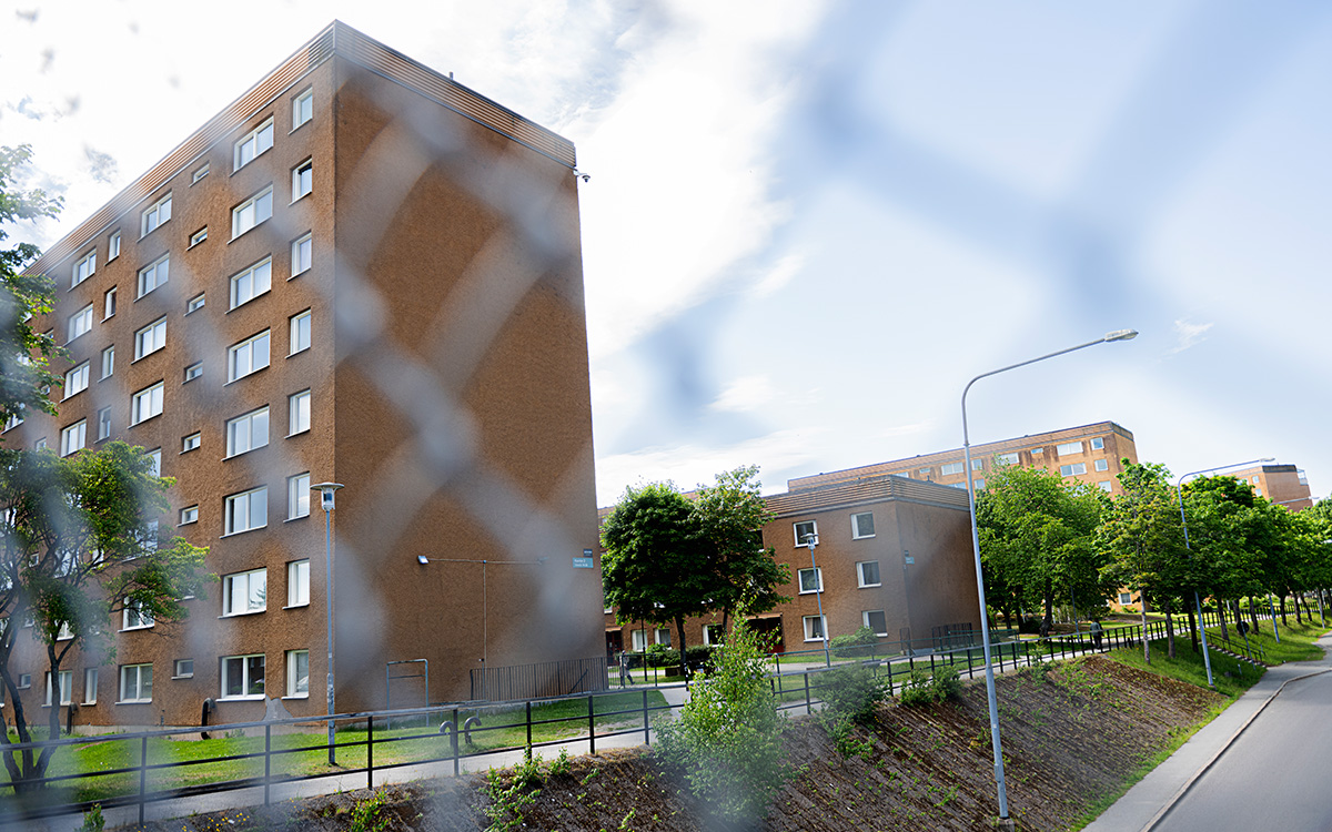 Höghus blandat med lite lägre hus i Hovsjö.