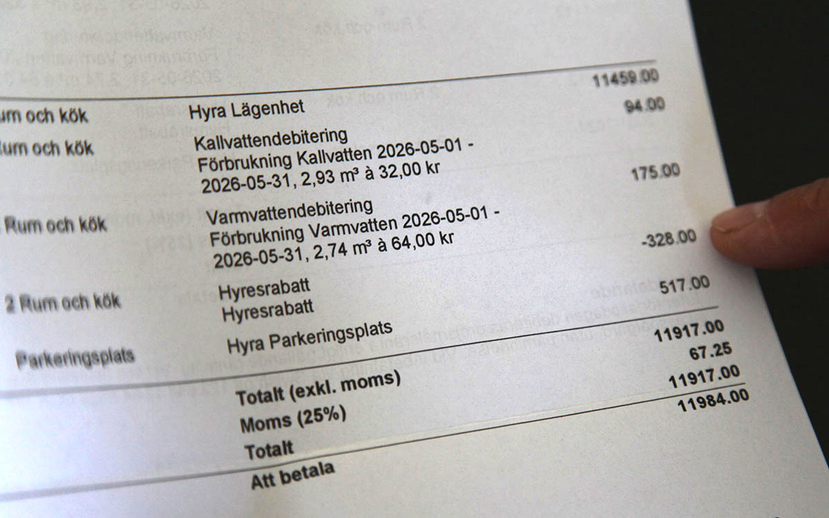 Fredrik Jonsson visar upp en hyresavi. Där står det att han får 328 kronor i hyresrabatt varje månad av Haninge Bostäder.