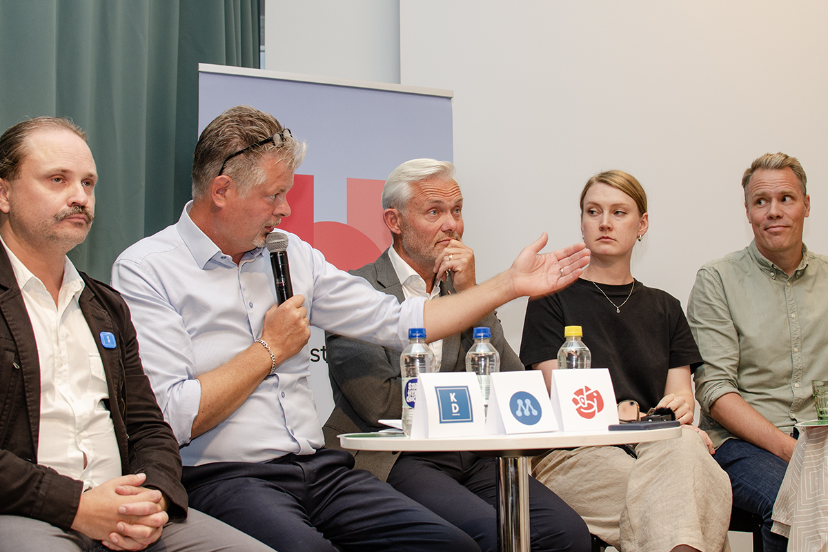 Axel Josefson (M), med mikrofonen, och Jonas Attenius (S), till höger om honom, möttes i en valpanel hos Hyresgästföreningen i Göteborg på tisdagskvällen. Från vänster i bild även Kalle Bäck (KD), Petra Elf (MP) och Daniel Bernmar (V).
