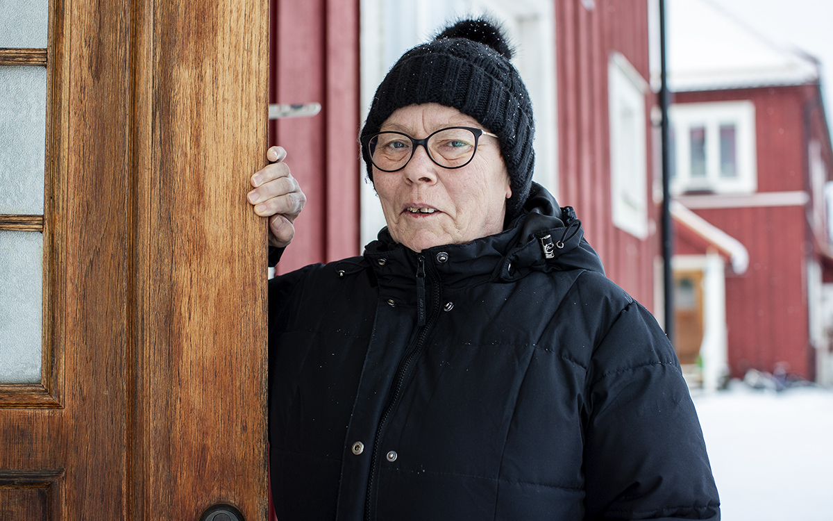Synneve Raymondsdotter, halvkroppsporträtt utomhus på vintern, i svart mössa med puffig tof, svart kappa/jacka och glasögon med mörka bågar. Hon lutar sig mot en träpelare och i bakgrunden syns en röd träfasad med fönster med vita detaljer. Synneve Raymondsdotter bor hos Ab-hem i Storvik. I juli försvann elen i tv å dagar - och därmed även värme och varmvatten. När Hem & Hyra senast talade med henne i vintras hade värmen försvunnit upprepade gånger, bland annat i januari. AB-hem dras med stora skulder hos Kronofogden och den dåliga ekonomin leder bland annat till att bolaget inte kan betala vissa räkningar i tid.