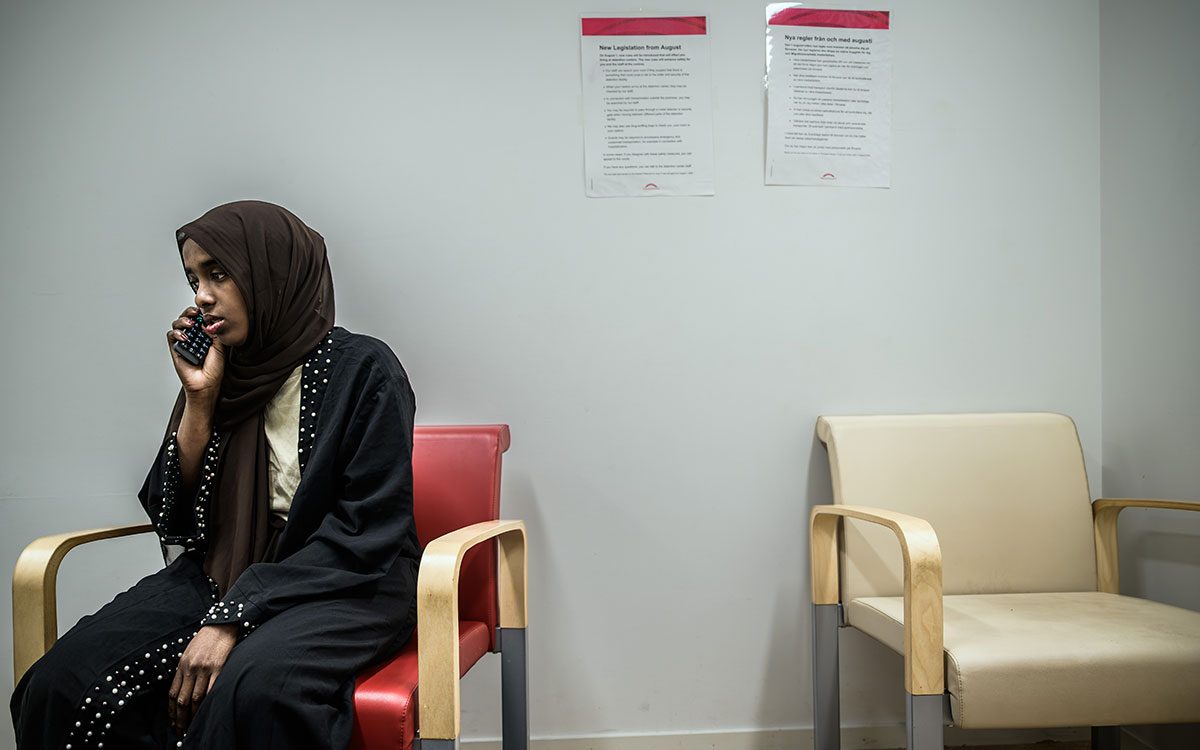 Aliya och Abdinajib är inlåsta på samma förvar i Märsta men får som mest träffa varandra en timme per dag och då måste de boka tid innan, berättar de.