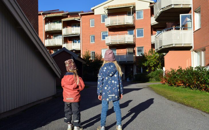 Barn framför lägenheter. Bostaden inför barnkrav för att få vissa särskilt stora lägenheter.