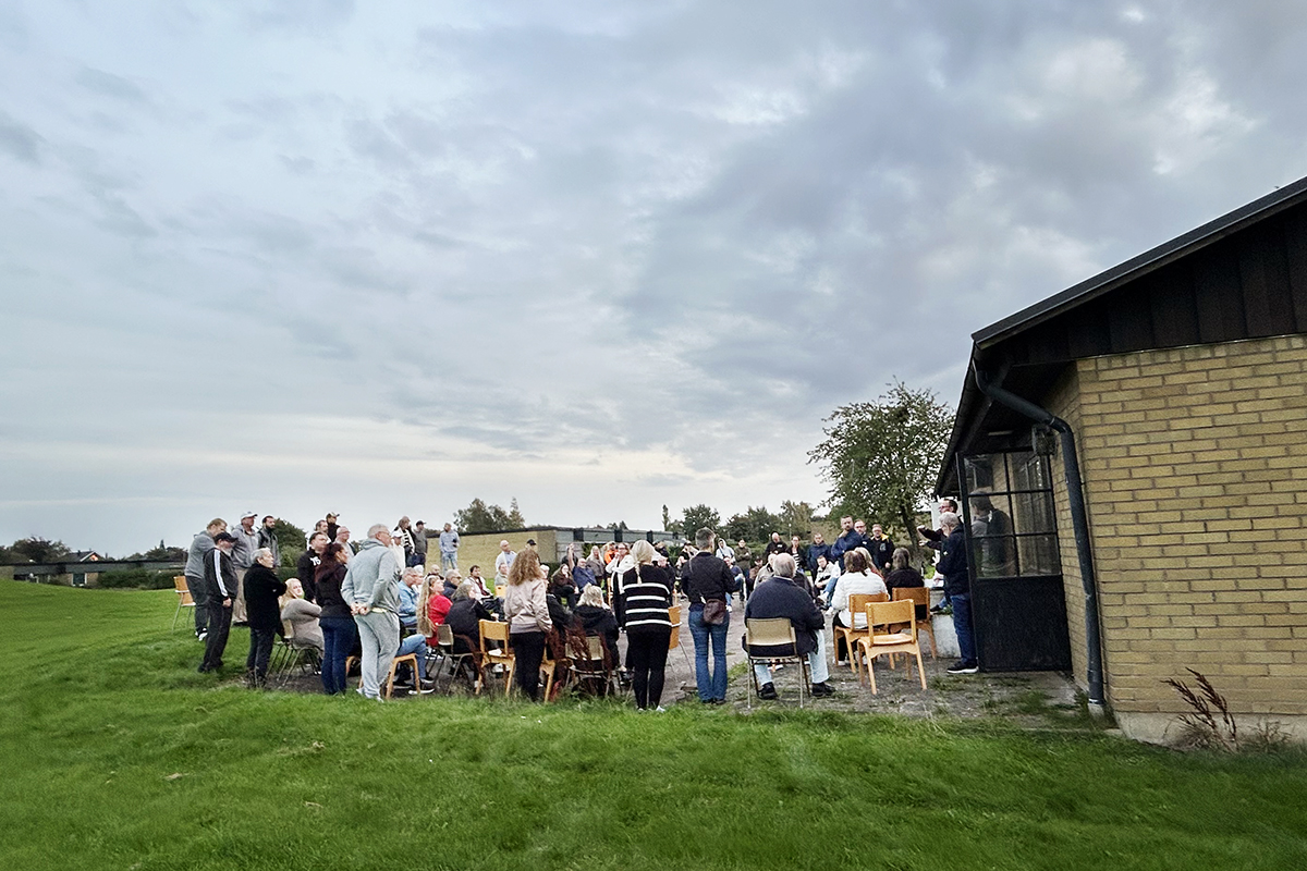 En samling personer som står utomhus.