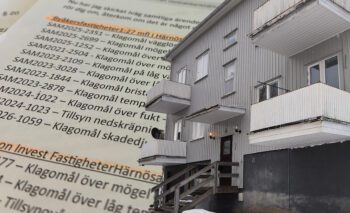 Ett gråmålat slitet trähus monterat med en bakgrund av papper med klagomålslista.