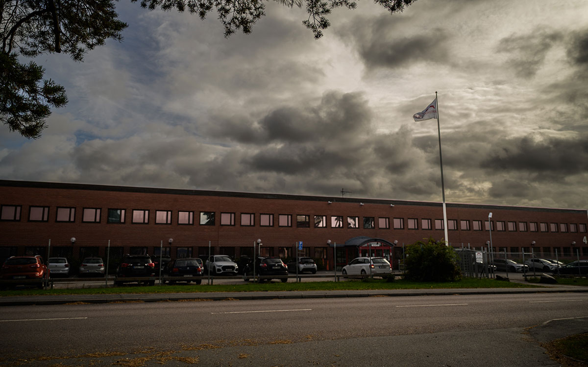 Sedan i torsdags sitter Aliya och hennes tvillingbror Abdinajib åter inlåsta på förvaret i Märsta, en röd tegelbyggnad med fönster som har insynsskydd.