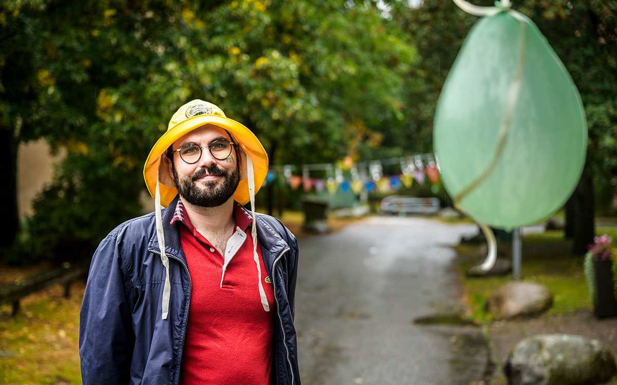 Axel Catasús berättar att gårdsfesten alltid är otroligt ambitiös. "I år har vi bara hyrt en hoppborg, ibland har vi haft tre."