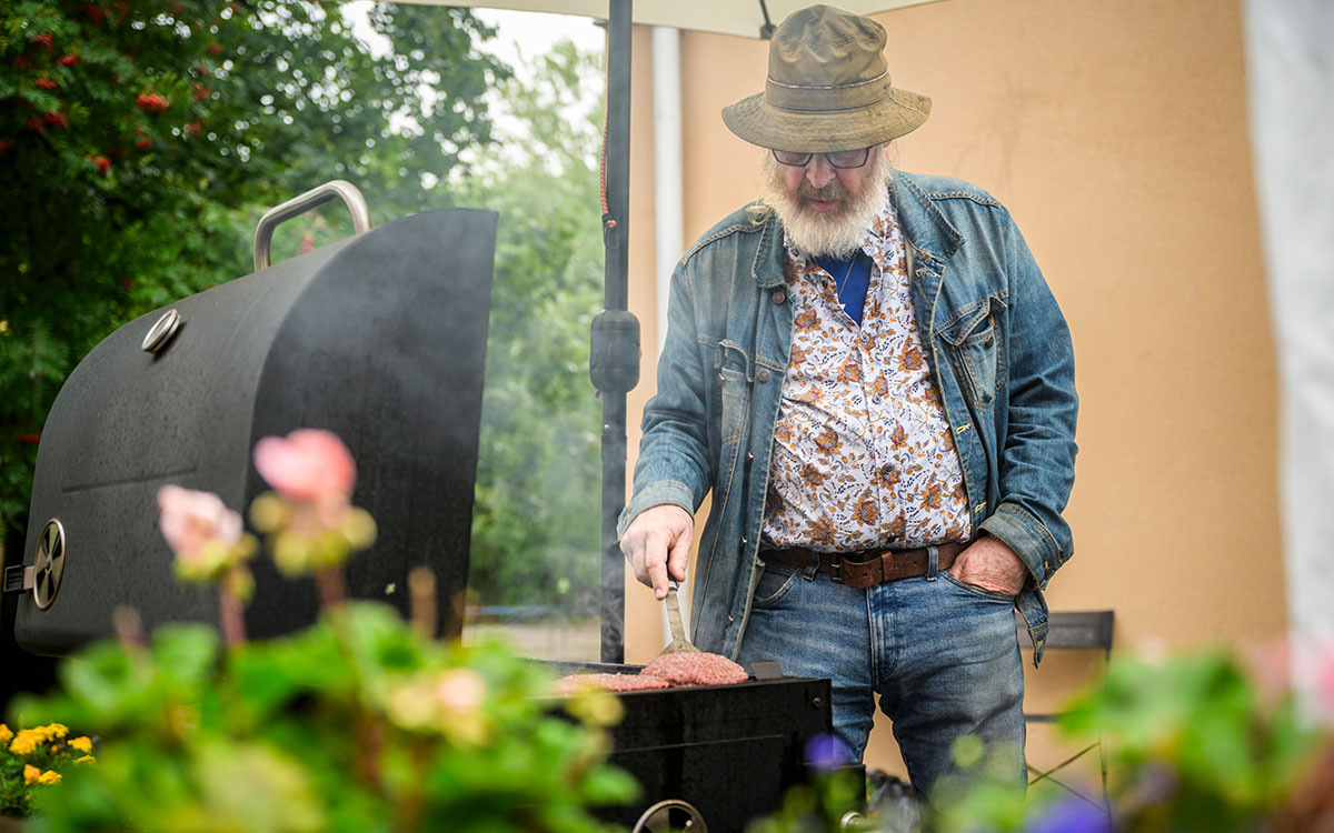Kurt Andersson sköter grillen och säljer hamburgare.