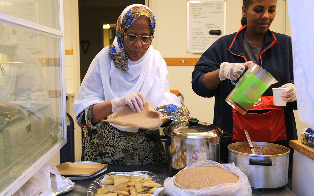 Sitina Saad med dottern Wafa Said har förberett över hundra bröd och degen har jäst i flera dagar.