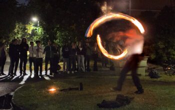Årets gårdsfest avslutades med eldshow i kollektivhusföreningen i södra Stockholm.