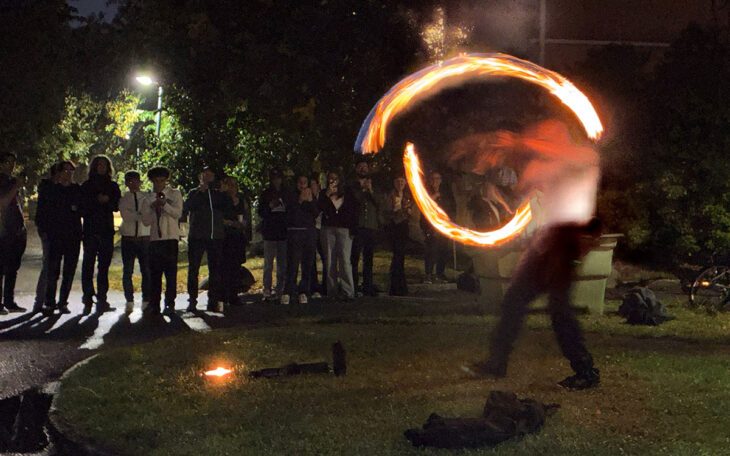 Årets gårdsfest avslutades med eldshow i kollektivhusföreningen i södra Stockholm.