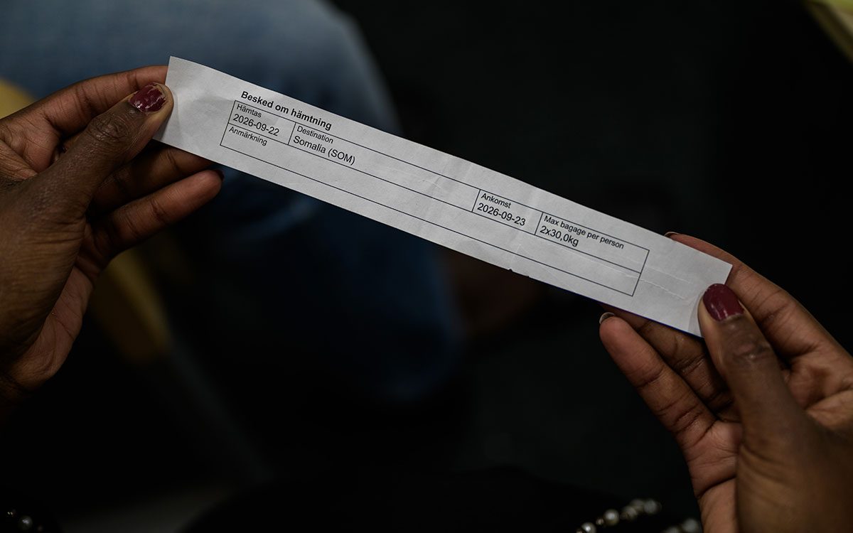 På en pappersremsa som Aliya fått står det ”besked om hämtning” med datumet den 22 september 2026 och ”destination Somalia”.