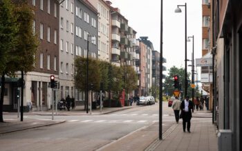 En vy över en stadsgata med flervåningshus på båda sidor.