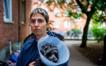Bonnie Clear med sin hund i famnen, dvärgpudeln Orlando.