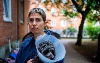 Bonnie Clear med sin hund i famnen, dvärgpudeln Orlando.