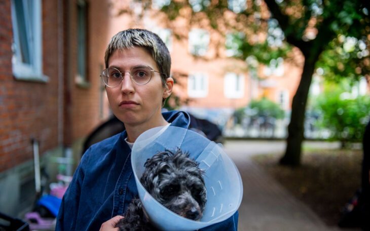 Bonnie Clear med sin hund i famnen, dvärgpudeln Orlando.