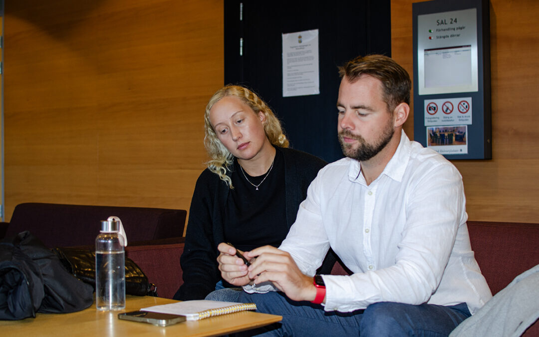 Anton Pettersson och sambon Viola Lindroos var på plats i tingsrätten när hyrestvisten prövades.