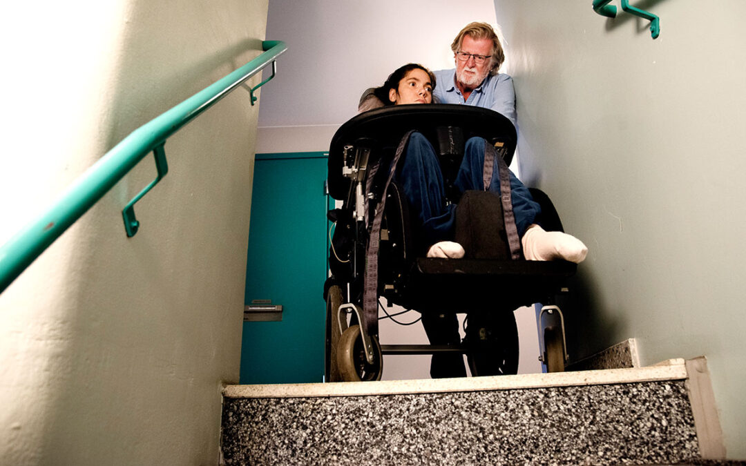 Isa Grönwall sitter fast i sin lägenhet när hissen är trasig. Här med sin gode man Per Andersson.