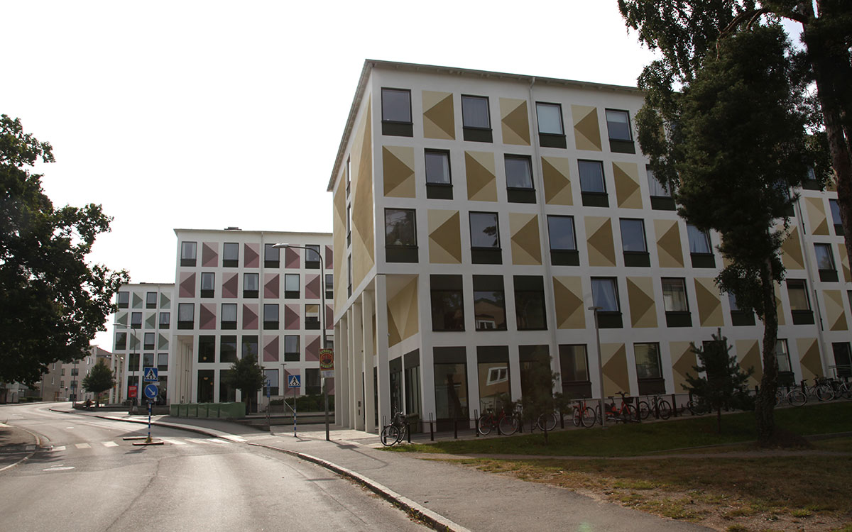 En tvåa på 40 kvadratmeter har en hyra på 10 900 kronor i månaden. Studentlägenheterna hyrs ut av Teoge i Kärrtorp i södra Stockholm.