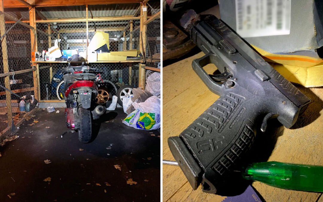 En tvådelad bild som visar ett garage med en motorcykel i samt en pistol som ligger på en hylla.