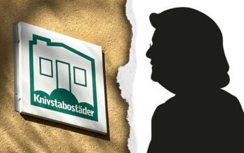 Till vänster Knivstabostäders skylt i grönt och vitt mot en gulrappad vägg. Till höger en svart silhuett av en äldre kvinna.