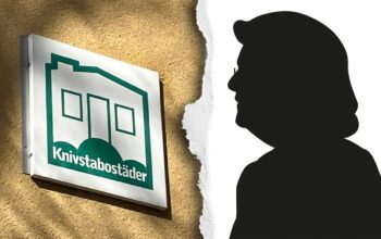 Till vänster Knivstabostäders skylt i grönt och vitt mot en gulrappad vägg. Till höger en svart silhuett av en äldre kvinna.