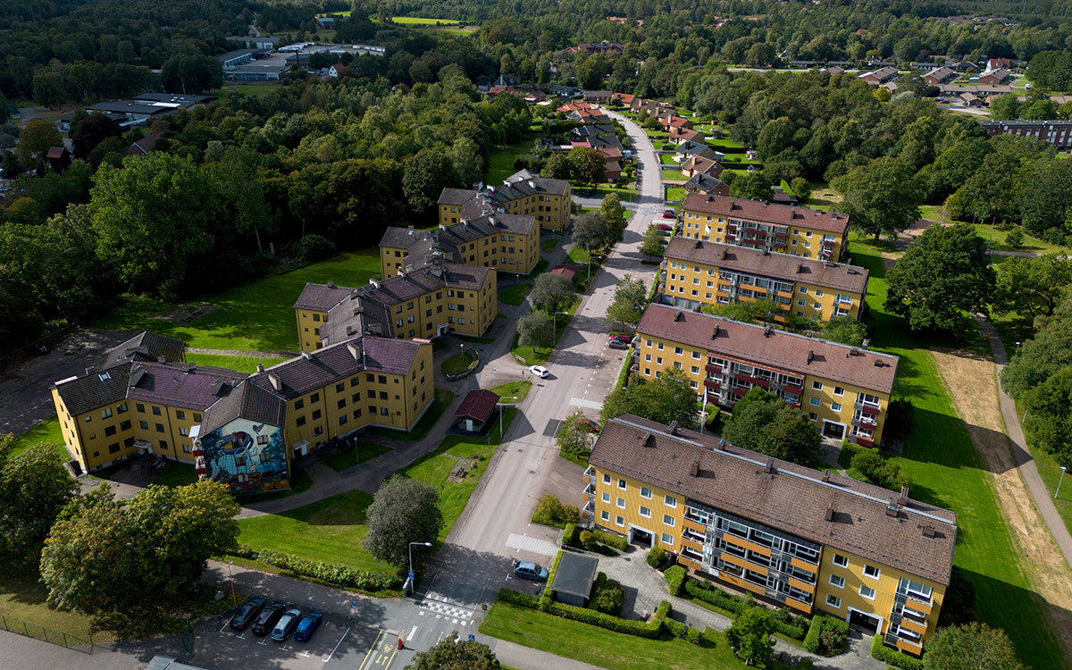 Gula flervåningshus sedda från ovan.
