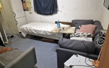 Förrådet i en pizzeria hade inretts med en säng och en soffa och tycktes ha använts för övernattning. Räddningstjänsten bedömde brandskyddet som otillräckligt.
