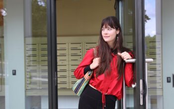 Här går nästan hela studiemedlet till hyran. ”Man har inte mycket pengar kvar,” säger Saga Morales som hyrt en studentlägenhet i Kärrtorp i södra Stockholm.