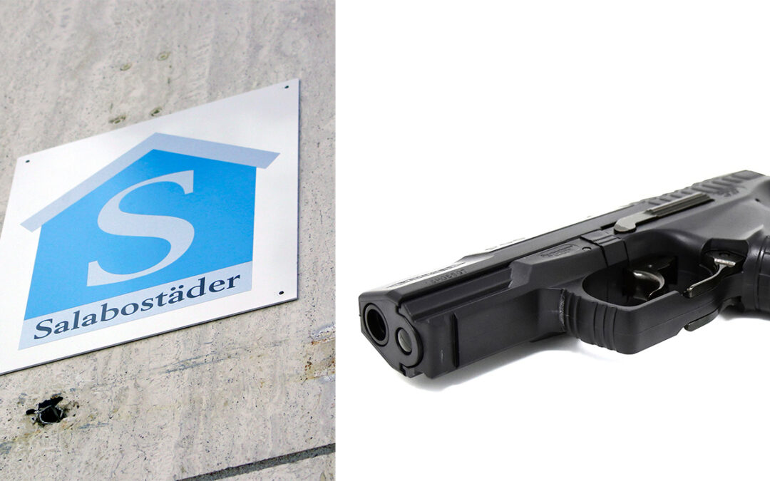 Till vänster Salabostäders skylt i blått och vitt på en vägg. Till vänster en svart pistol mot vit bakgrund.