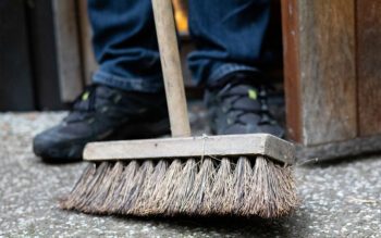 Mannen ska själv ha ringt störningsjouren och berättat att han låst sin granne ute med en sopkvast. Bilden är arrangerad.