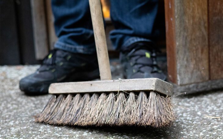 Mannen ska själv ha ringt störningsjouren och berättat att han låst sin granne ute med en sopkvast. Bilden är arrangerad.