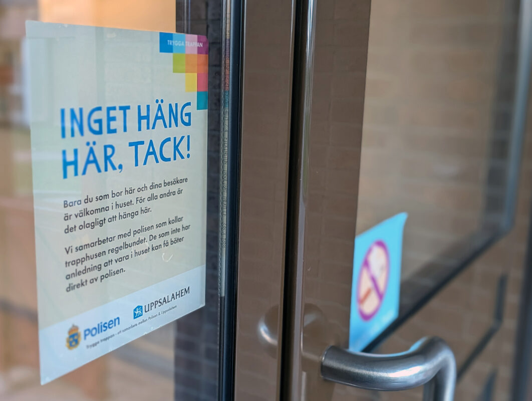 En lapp från Uppsalahem är uppsatt på en entrédörr till ett flerbostadshus. Rubriken är Inget häng här, tack.